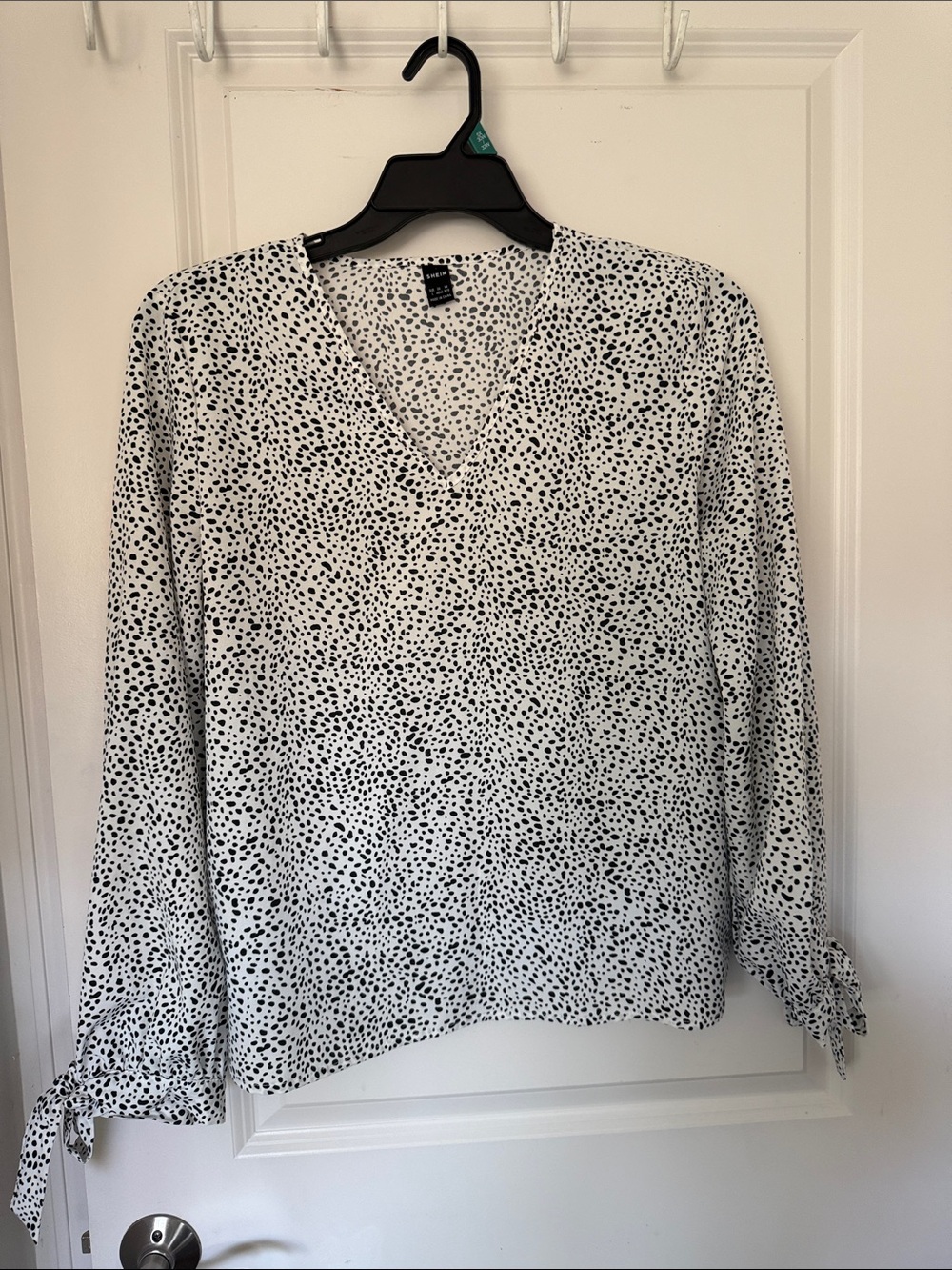 SHEIN Black & White V-Neck Printed blouse